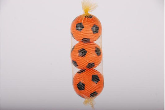 Drie oranje plastic balletjes in net